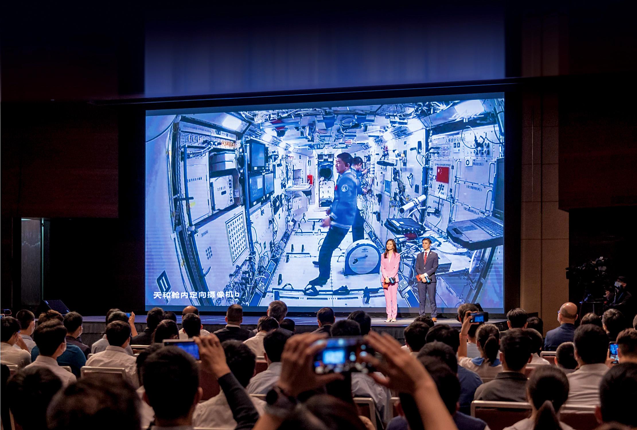 School of Engineering fresh graduate Marco Clark and professional media anchor Zhu Dan hosting the extraterrestrial encounter.