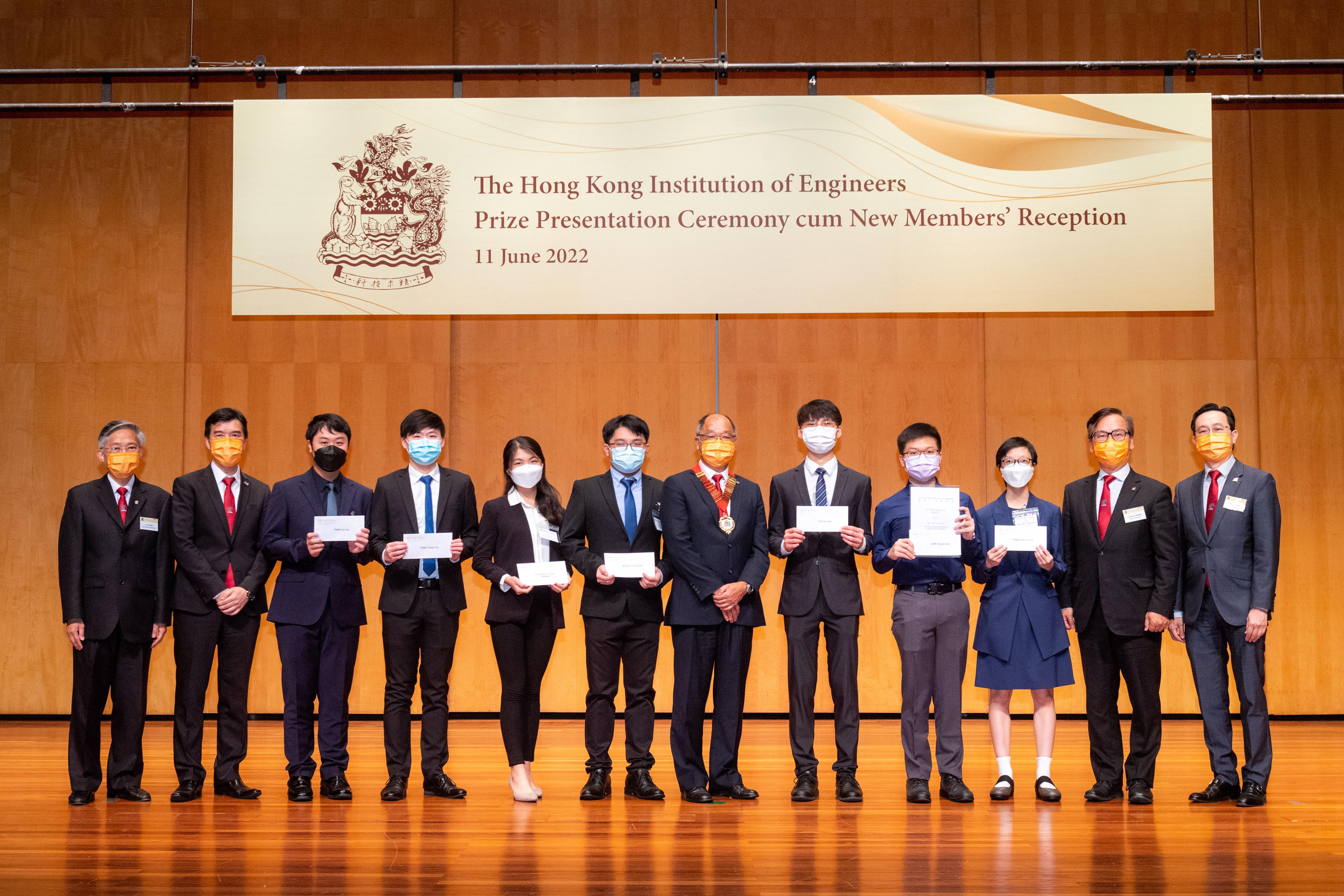 HKUST engineering students Law Cheuk-Him (fourth right), Liu Chi-Hin (fifth right), and Cindy Aiko Filbert Tanaka (fifth left) received a HKIE Scholarship at the HKIE Prize Presentation Ceremony cum New Members’ Reception.