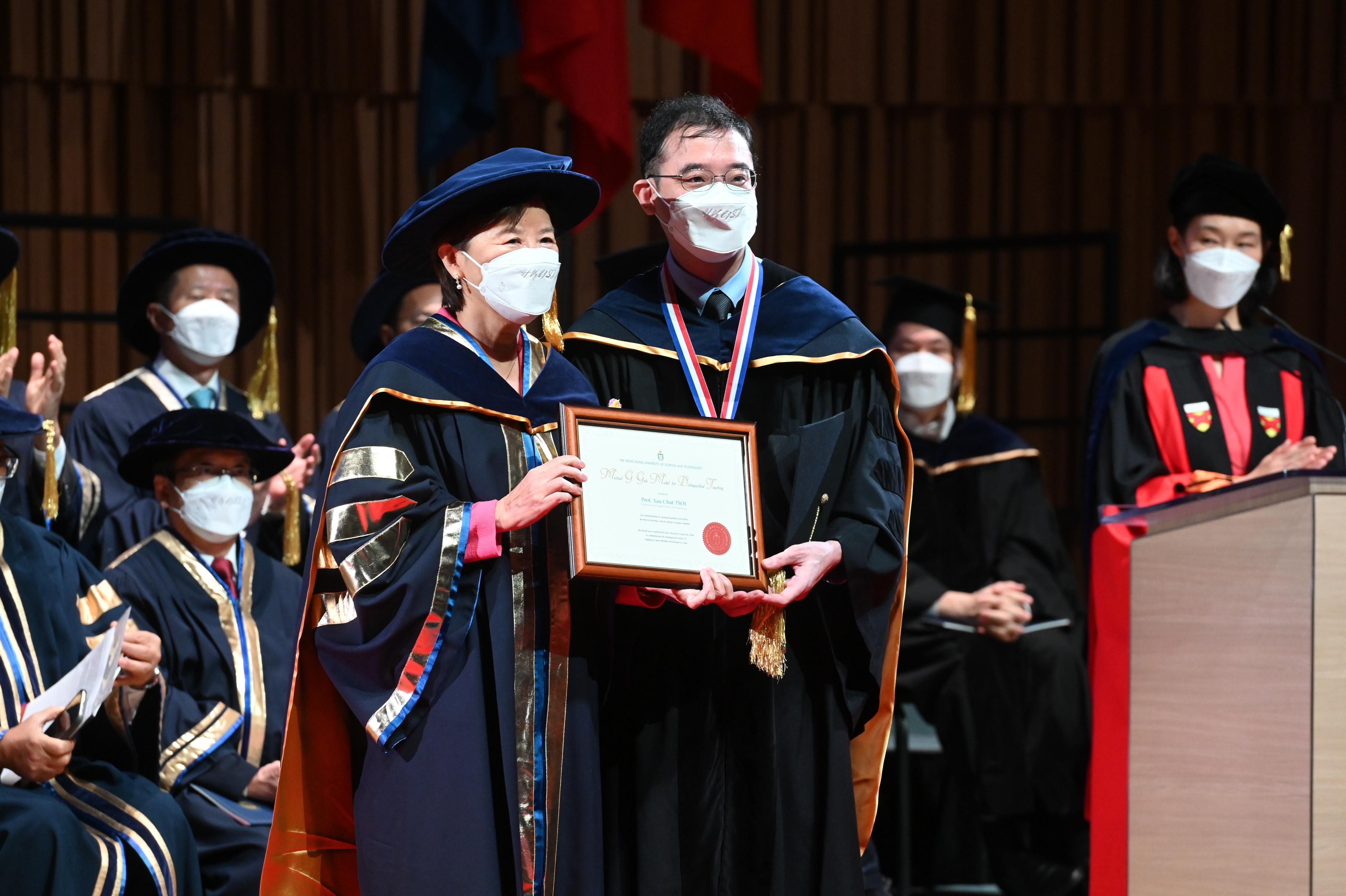 蔡友集教授於2022年11月26日举办的学位颁授典礼上，获校长叶玉如教授颁发「祁敖卓越教学服务奖章」。