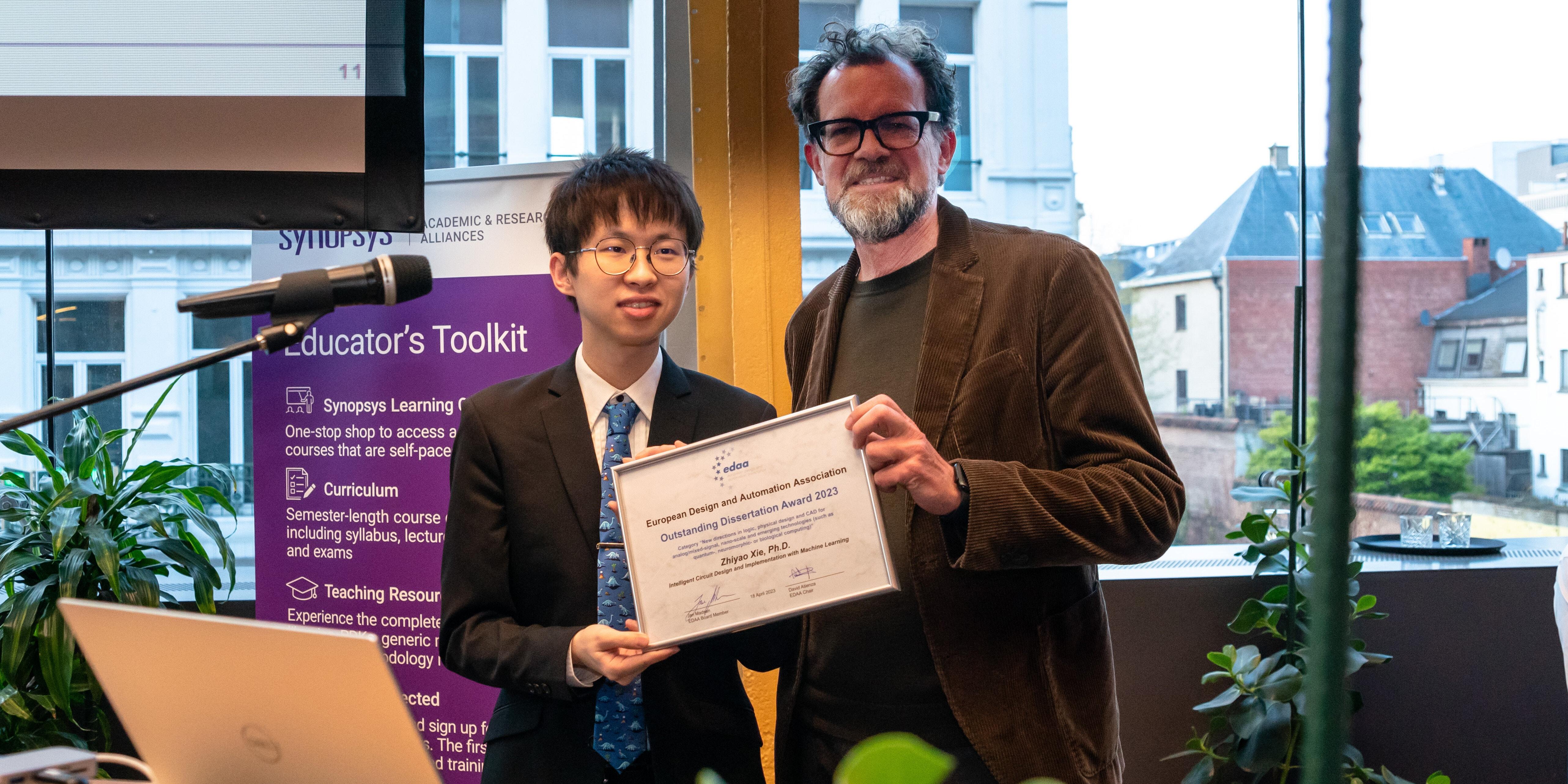 「欧洲设计、自动化和测试会议」上月在比利时举行，谢知遥教授（左）在会上接受欧洲设计及自动化协会的2023年度杰出论文奖，是他近期所获的两个博士论文奖之一。