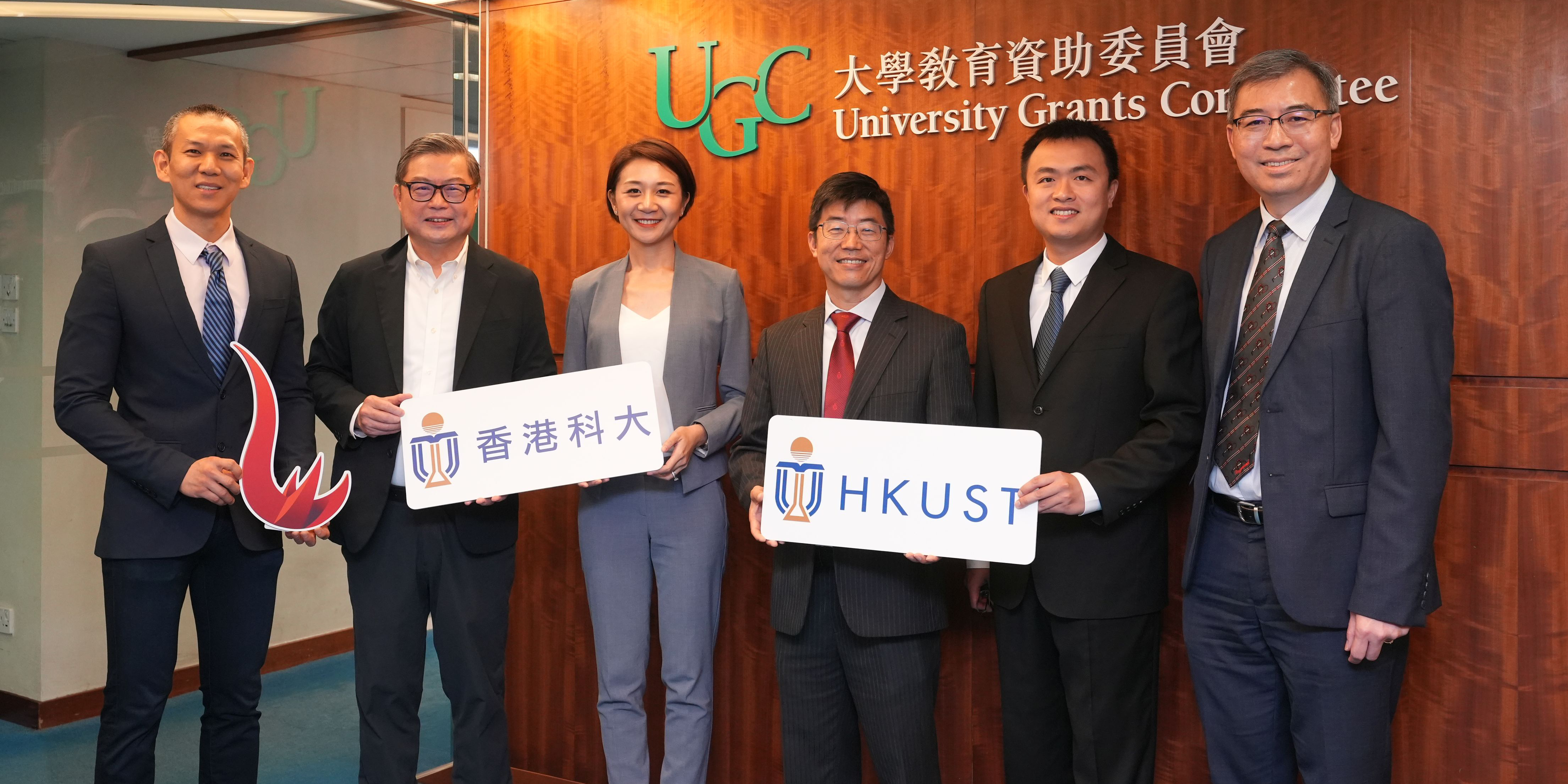 Head and Chair Professor Zhang Limin (third right) and Associate Professor Lu Mengqian (third left), both from the Department of Civil and Environmental Engineering, faculty members from Business School and HKUST (Guangzhou) as well as a government representative attended the Research Grants Council’s media briefing on funding results.