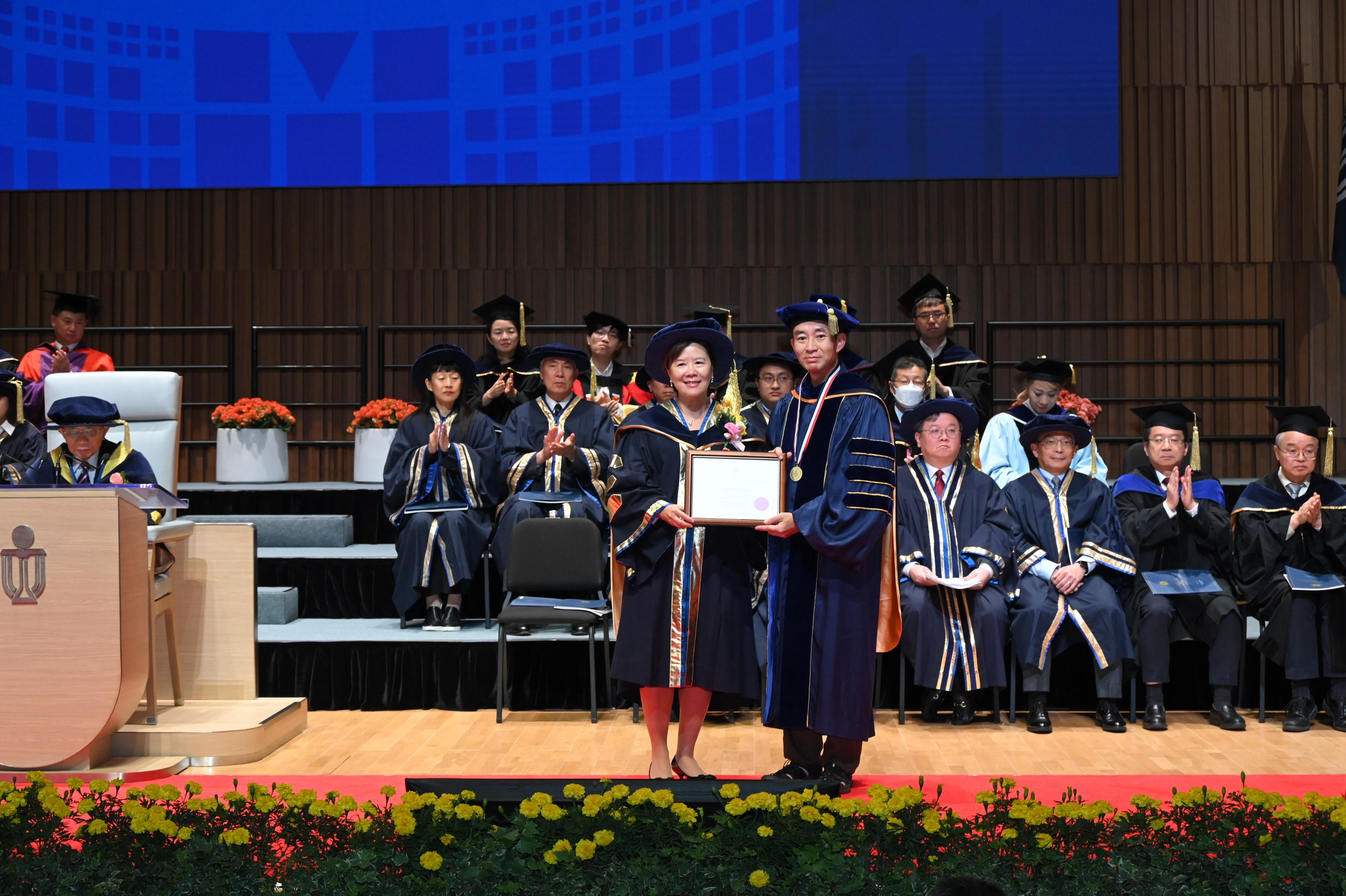 Prof. Mansun Chan (right) received the Michael G. Gale Medal for Distinguished Teaching from President Prof. Nancy Ip at the University’s 31st Congregation on November 17, 2023. He was recognized for his achievements in teaching and curriculum development, his dedication to students, and his broad contributions to the University’s educational mission. 