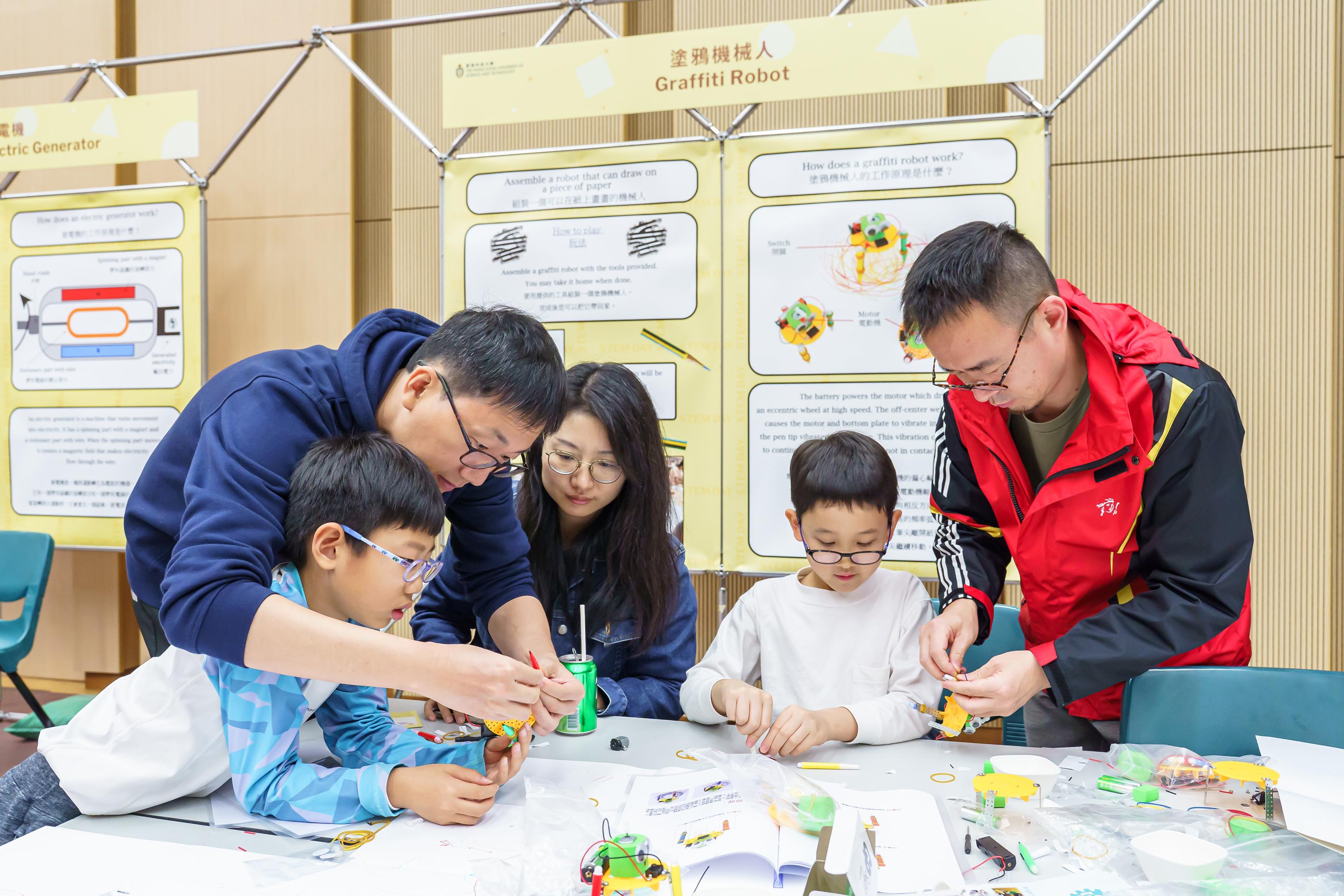 At the HKUST STEM Day, alumni and their children worked together to assemble graffiti robots at the DIY Corner.