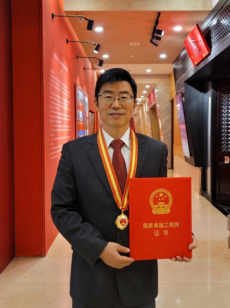 Among the 81 individuals and 50 teams who were honored with the inaugural National Engineer Awards, Prof. Zhang Limin is the only awardee from HKSAR.