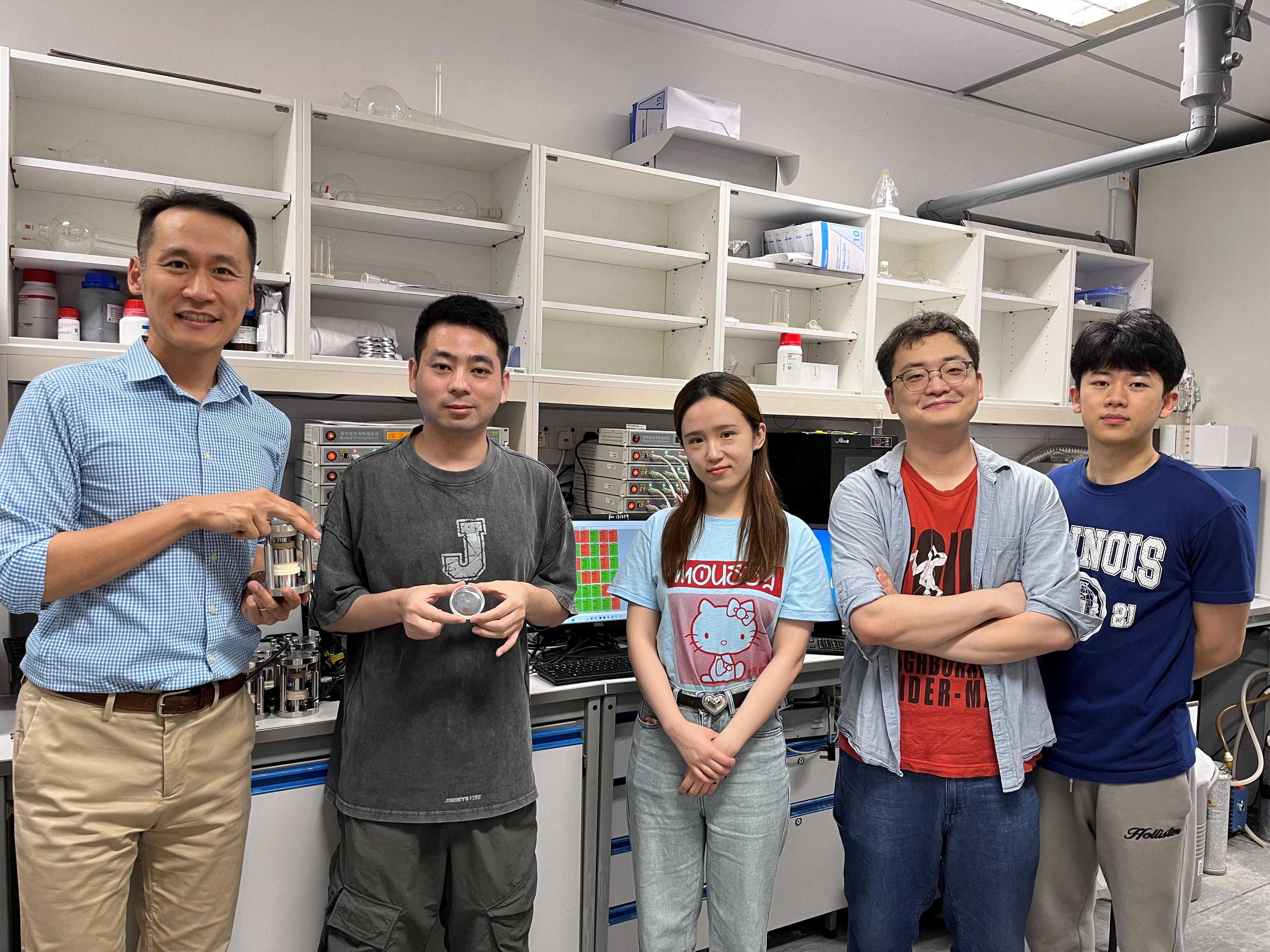 (From left) Prof. Yoonseob Kim, PhD student Huang Jun (first author of the paper), PhD student Li Chen, postdoctoral fellow Ki-Taek Bang, and PhD student Luo Hang