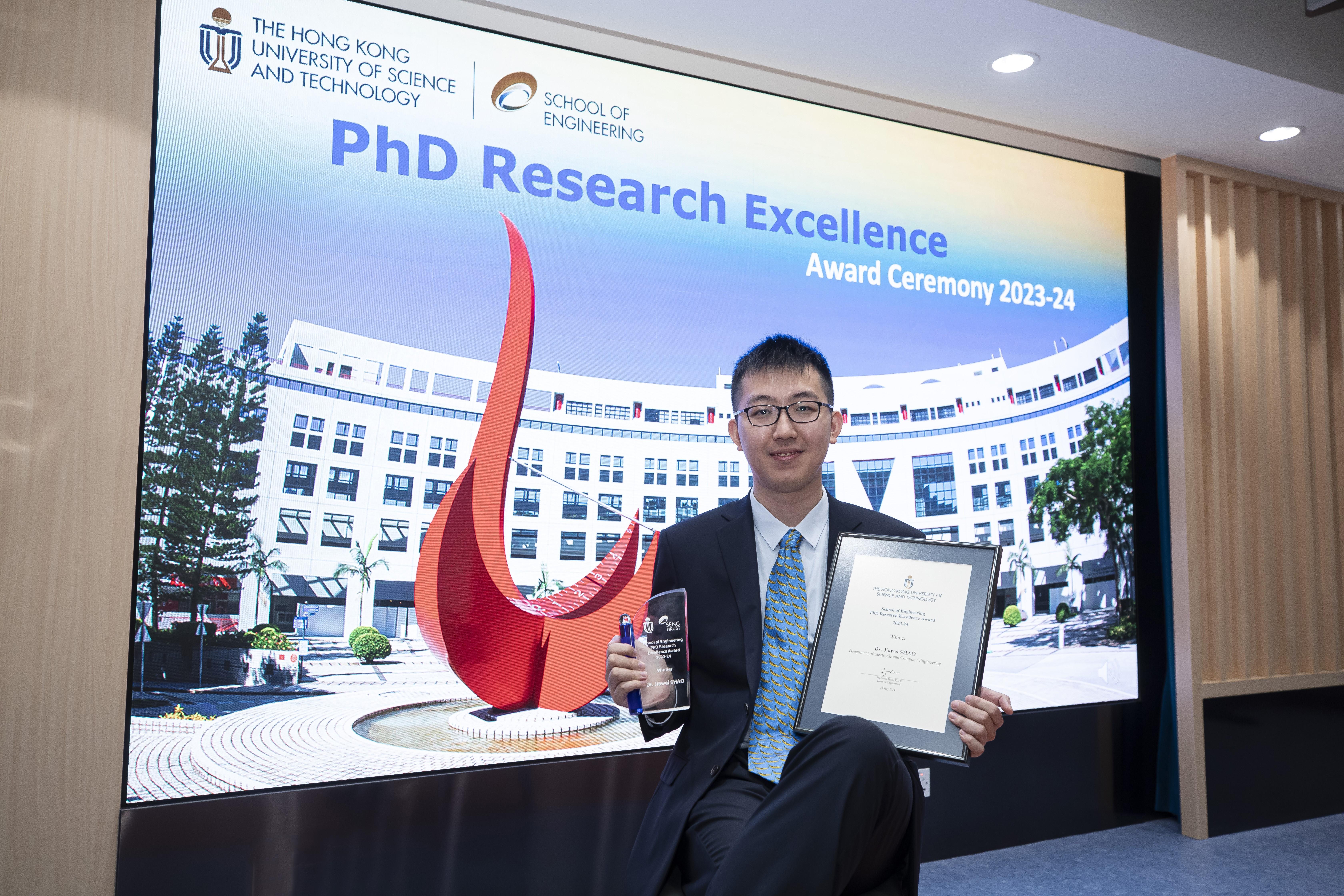 Award winner Dr. Shao Jiawei shared his valuable research experiences and the challenges he faced with current research postgraduate students at the PhD Research Excellence Award Ceremony on May 30. 