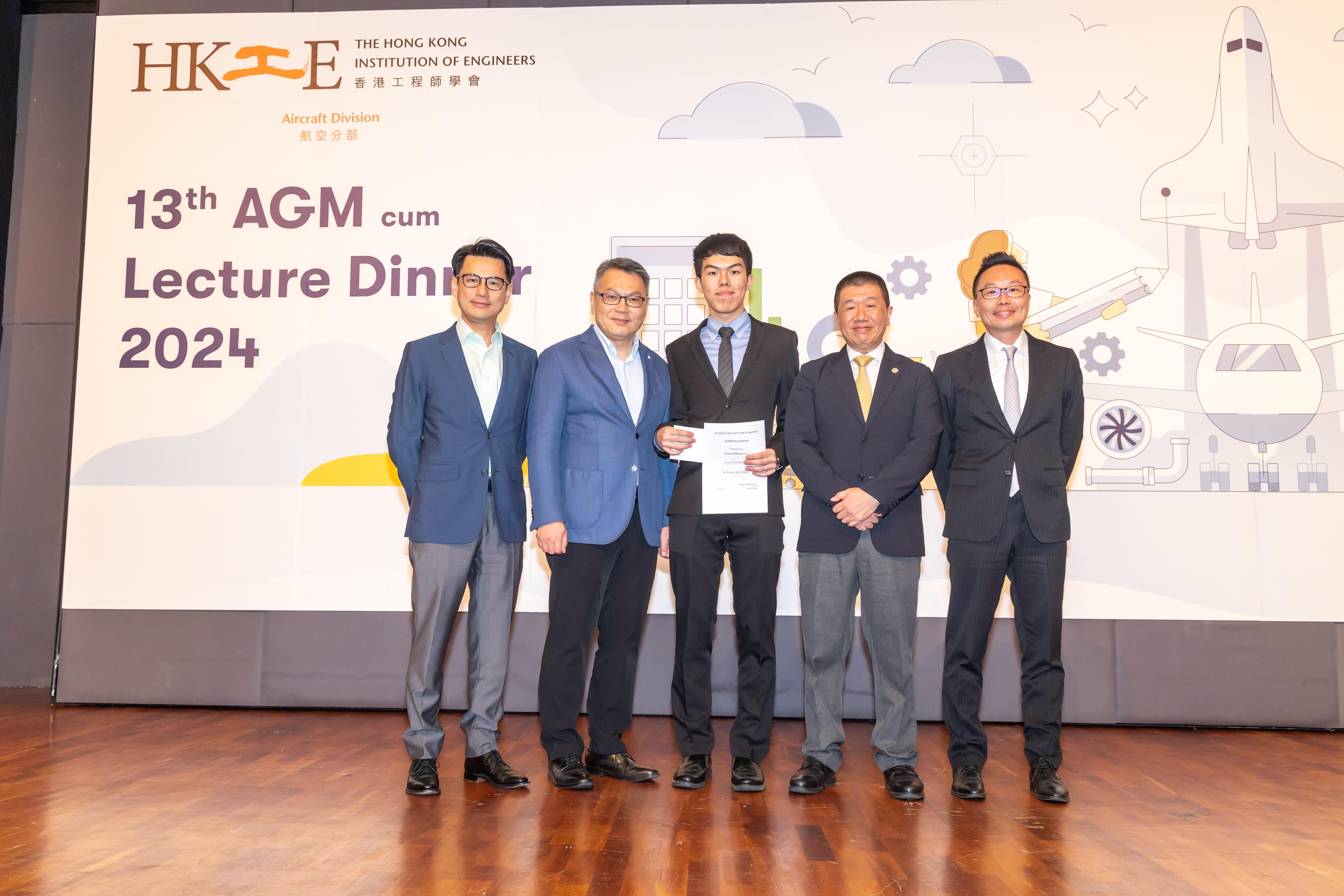 Ryan Wong Wai-Yat (center) received the HKIE Aviation Scholarship 2023/2024 at the HKIE Aircraft Division’s annual general meeting cum lecture dinner on May 10, 2024.