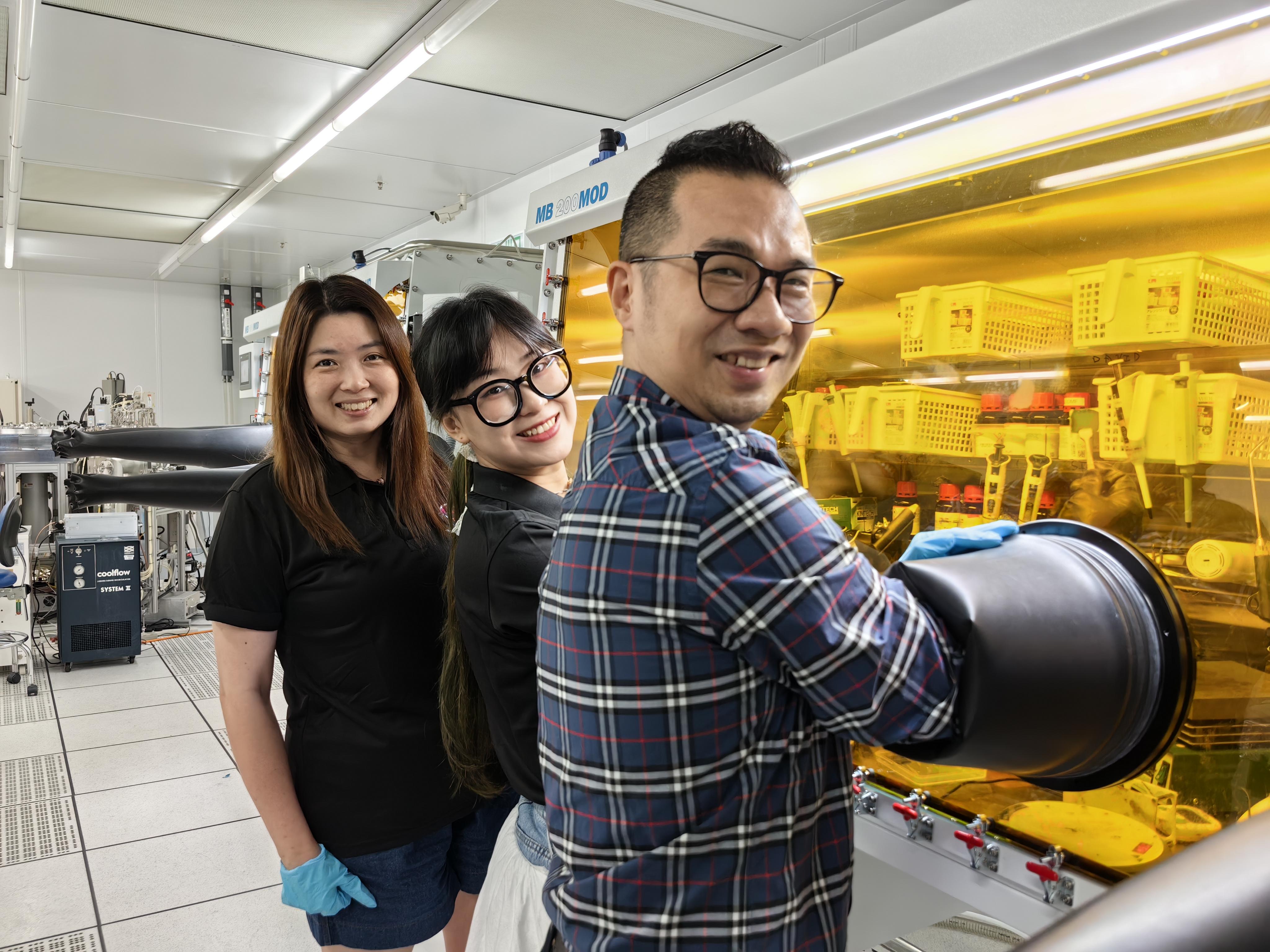 Assistant Professor Lin Yen-Hung of the Department of Electronic and Computer Engineering and the State Key Laboratory of Advanced Displays and Optoelectronics Technologies (right), Electronic and Computer Engineering PhD student Cao Xueli (center), and Senior Manager of the State Key Laboratory of Advanced Displays and Optoelectronics Technologies Dr. Fion Yeung (left)