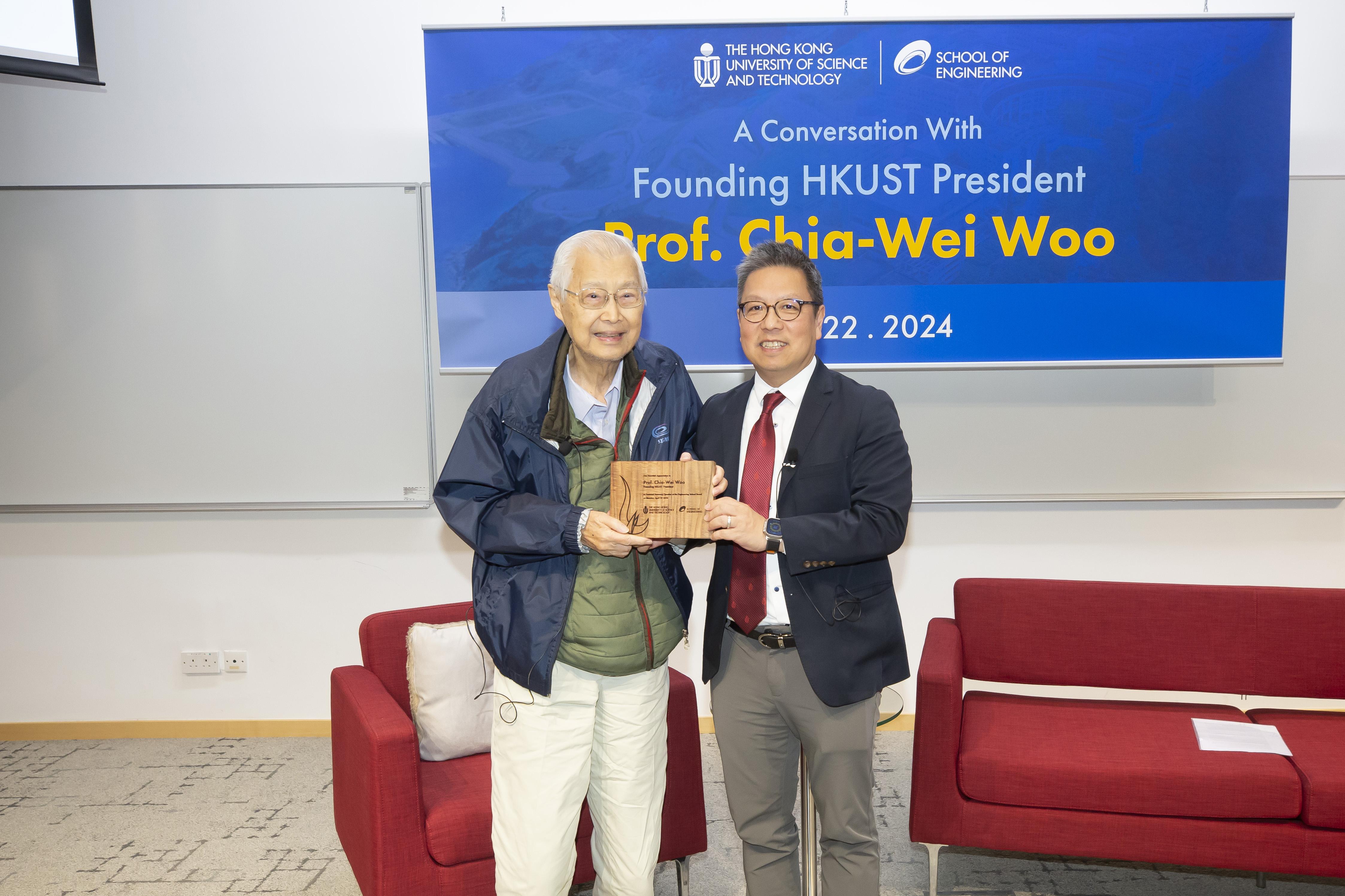 Dean of Engineering Prof. Hong K. Lo (right) presented a tailor-made wooden plaque to Prof. Chia-Wei Woo (left) in appreciation of his insightful sharing. The plaque was made from preserved wood of the Acacia Confusa trees on campus that were cut down to make way for the construction of the new Innovation Building. 