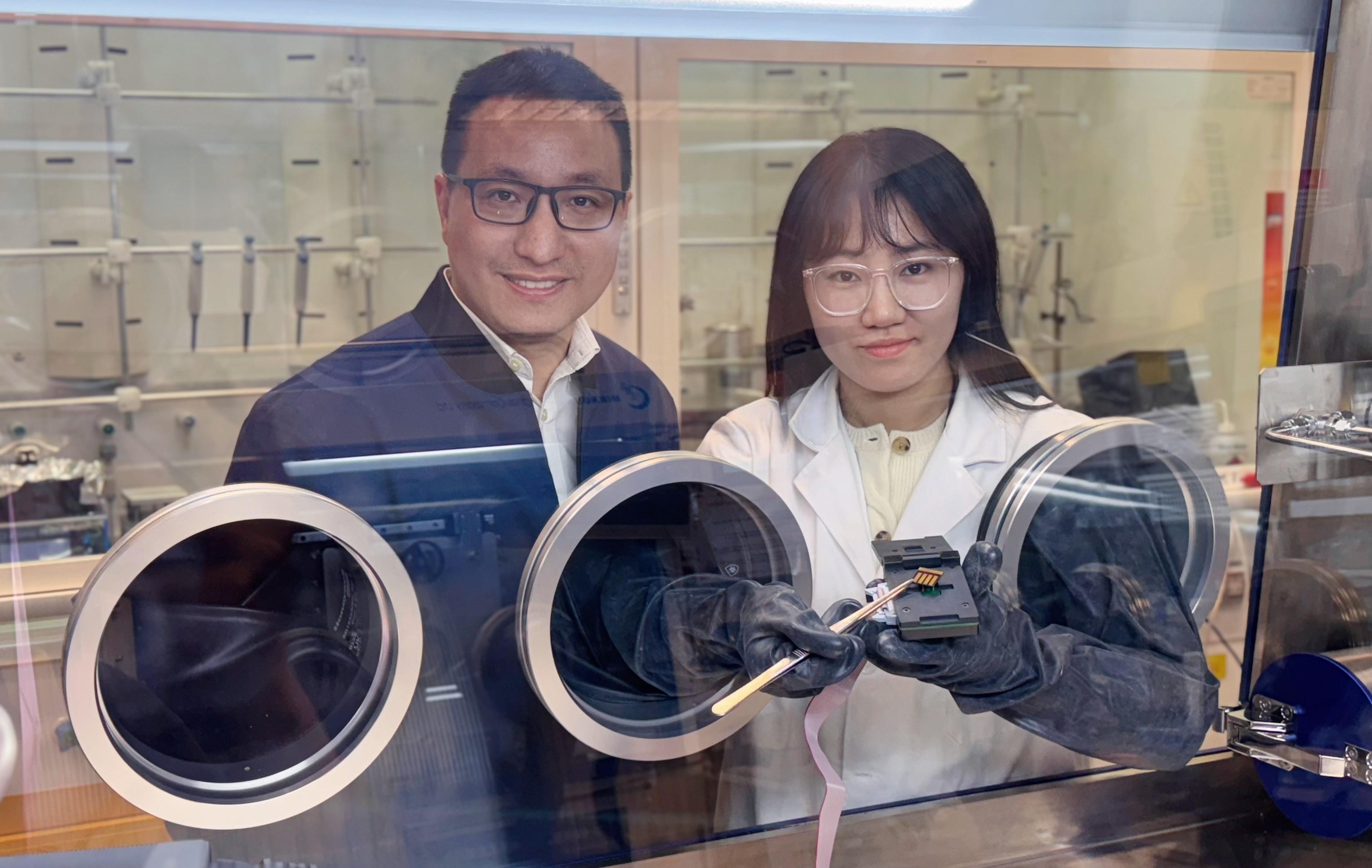 Prof. Zhou Yuanyuan (left) and Dr. Hao Mingwei (right) demonstrate a stability test of their newly developed cation-homogenized perovskite solar cells.